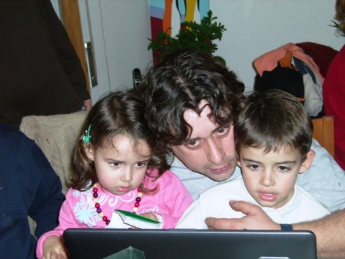 Tres niños delante del ordenador